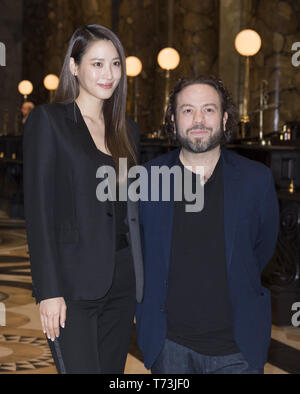 Celebrità frequentare l'originale Gringotts Wizarding Bank l'evento di lancio con: Dan Fogler, Claudia Kim dove: Londra, Regno Unito quando: 02 Apr 2019 Credit: Luca Hannaford/WENN Foto Stock