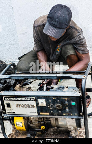 Un riparatore di gruppi elettrogeni a Lagos, Nigeria Foto Stock