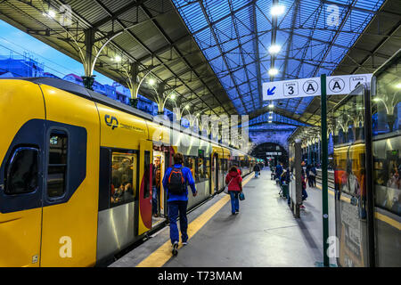 Alla stazione ferroviaria di Sao Bento nel nord del Portogallo; Porto, Portogallo Foto Stock