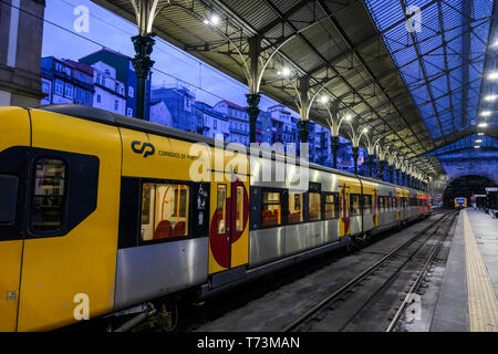 Alla stazione ferroviaria di Sao Bento nel nord del Portogallo; Porto, Portogallo Foto Stock