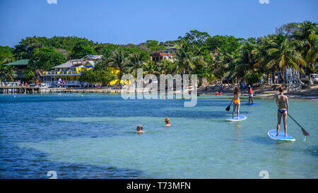 Turisti che si godono le acque al largo delle coste del West End Village; Roatan, isole di Bay Reparto, Honduras Foto Stock