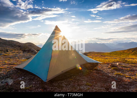 Tenda accampata sulla tundra, prima sera con il sole che viene da dietro esso, lungo il Kesugi Ridge Trail, Denali state Park, Alaska in autunno, ... Foto Stock