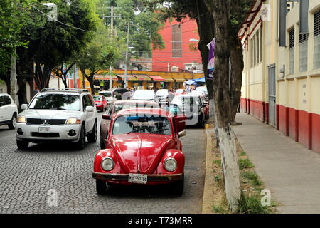 Oldtimer Volkswagen maggiolino nella trafficata strada di Coyoacan borough, Città del Messico. Foto Stock