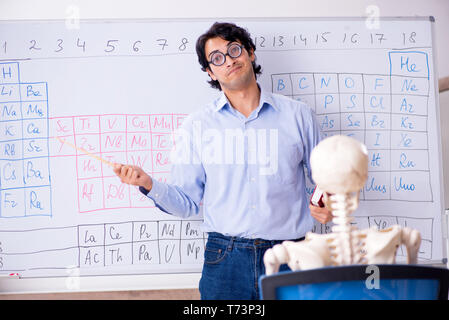 Giovane maschio farmacia insegnante e studente scheletro Foto Stock