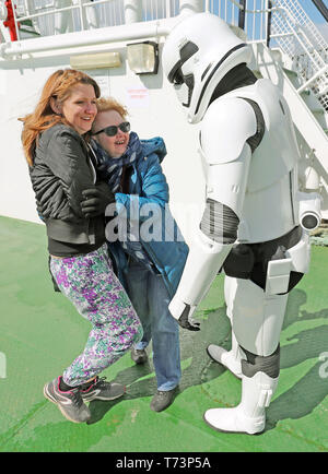 I passeggeri soddisfino un membro della legione 501Irlanda Garrison sul Lough Foyle Ferry, voce al Maggio 4 Festival a Malin Head dove le scene di Star Wars ultimi Jedi dove girato. Foto Stock