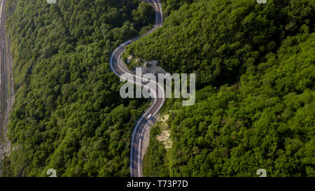 Vista dall'alto di automobili sulla guida a zig zag tortuosa strada di montagna Foto Stock