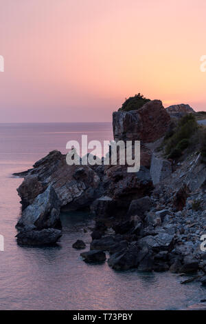 Colpo verticale di rocce e mare. Copia dello spazio. Foto Stock