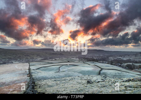 Un gelido Sunrise visto dal tumulo antico di Kirkcarrion, Lunedale, Teesdale, County Durham, Regno Unito Foto Stock