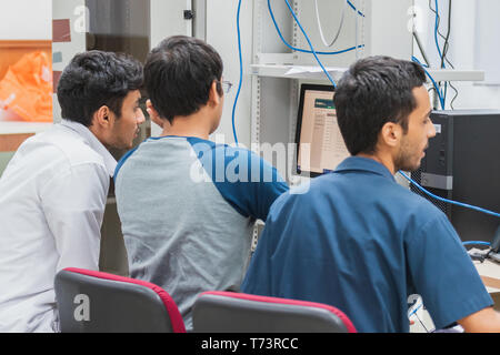 Gruppo di Indiana University computer agli studenti di ingegneria di lavoro e di discutere insieme per terminare il loro computer progetto di programmazione Foto Stock
