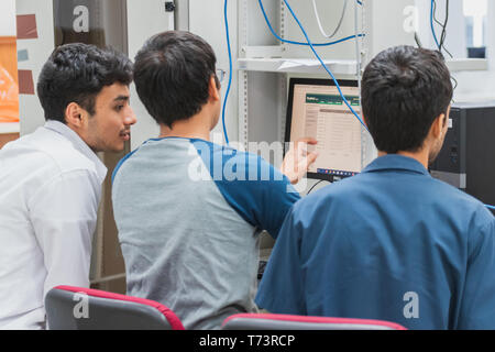 Gruppo di Indiana University computer agli studenti di ingegneria di lavoro e di discutere insieme per terminare il loro computer progetto di programmazione Foto Stock