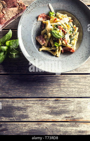 Pasta casarecce con pancetta pancetta parmigiano e basilico erbe. Italiano o cucina mediterranea. Foto Stock