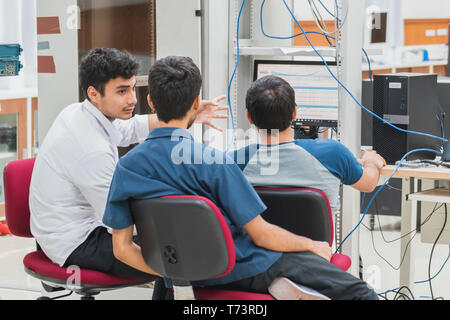 Gruppo di Indiana University computer agli studenti di ingegneria di lavoro e di discutere insieme per terminare il loro computer progetto di programmazione Foto Stock
