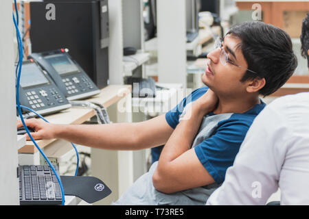 Gruppo di Indiana University computer agli studenti di ingegneria di lavoro e di discutere insieme per terminare il loro computer progetto di programmazione Foto Stock