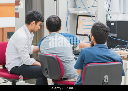 Gruppo di Indiana University computer agli studenti di ingegneria di lavoro e di discutere insieme per terminare il loro computer progetto di programmazione Foto Stock