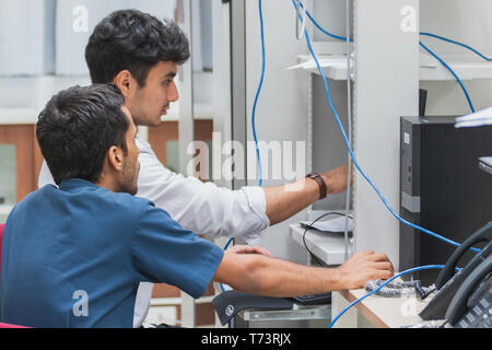 Gruppo di Indiana University computer agli studenti di ingegneria di lavoro e di discutere insieme per terminare il loro computer progetto di programmazione Foto Stock