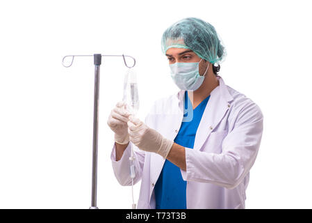 Giovane medico nel concetto di infusione isolato su bianco Foto Stock