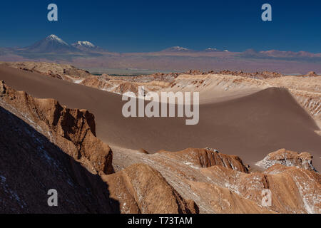 Grande duna e Vulcano Licancabur in Atacama Foto Stock