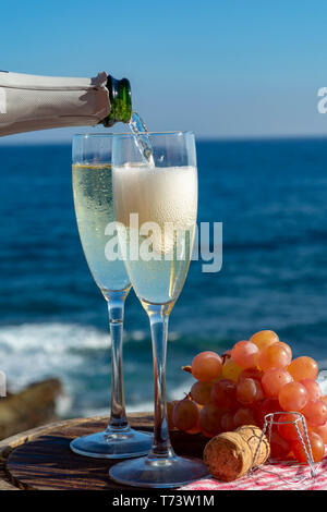 Due bicchieri di prosecco e di vetro solare sul tavolo. Estate a casa Foto  stock - Alamy