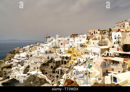 Vista sulla famosa città greca sulla scogliera di Oía, Santorini, Cicladi, Grecia Foto Stock