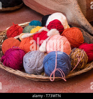 Colorate peruviana lana di alpaca nel villaggio di Chinchero, nei pressi di Cusco Foto Stock