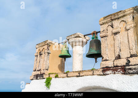 Il vecchio le campane della chiesa contro il cielo blu di Oia - Santorini, Grecia Foto Stock