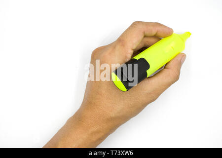 Un maschio di mano che tiene la penna marker, evidenziatore man mano isolati su sfondo bianco ad alta risoluzione galleria dell'immagine. Foto Stock