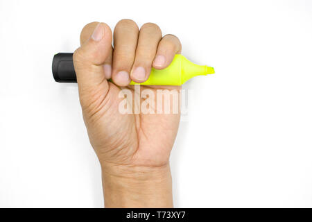 Un maschio di mano che tiene la penna marker, evidenziatore man mano isolati su sfondo bianco ad alta risoluzione galleria dell'immagine. Foto Stock