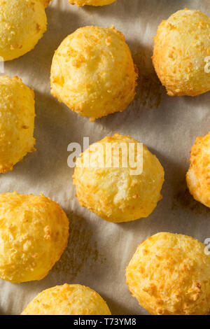 In casa il brasiliano Pao De Queijo pane di formaggio Foto Stock