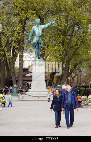 Stoccolma, Svezia - 30 Aprile 2019: la statua del kin svedese Carlo XII si trova a Karl XII piazza nel parco Kungstradgarden. Foto Stock