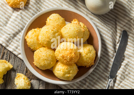 In casa il brasiliano Pao De Queijo pane di formaggio Foto Stock