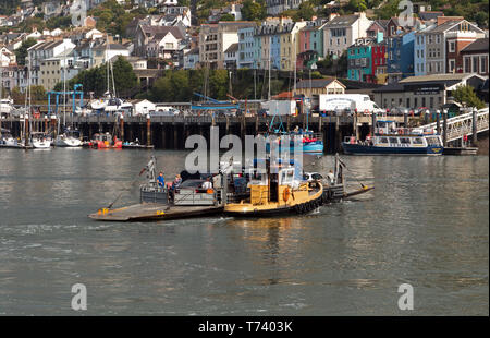 La storica Dartmouth inferiore traversata in traghetto del fiume Dart da Dartmouth verso Kingswear, Dartmouth, Devon, Inghilterra, Regno Unito Foto Stock