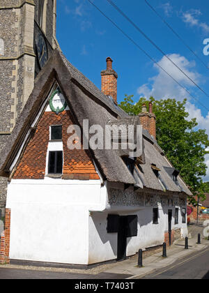 Il vescovo Bonner's Cottage, pargetted un cottage con tetto di paglia costruita nel 1502, accanto al Norman chiesa parrocchiale, a Dereham, Norfolk, Inghilterra, Regno Unito Foto Stock