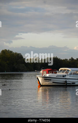 Broads Motor Cruiser ormeggiato sul tranquillo Malthouse ampia, a Ranworth, su Norfolk Broads, Ranworth, Norfolk, Inghilterra, Regno Unito Foto Stock