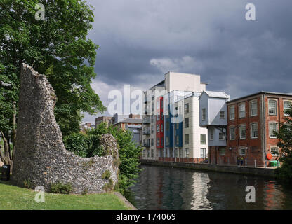 Fiume Wensum in Norwich con Boon medievale torre di difesa, e Riverside Wharf e il Mulino di edifici, Norwich, Norfolk, Inghilterra, Regno Unito Foto Stock