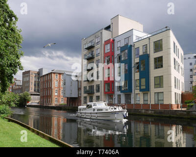 Fiume Wensum in Norwich con Riverside Wharf e il Mulino di edifici, Norwich, Norfolk, Inghilterra, Regno Unito Foto Stock