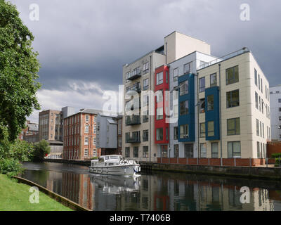 Fiume Wensum in Norwich con Riverside Wharf e il Mulino di edifici, Norwich, Norfolk, Inghilterra, Regno Unito Foto Stock