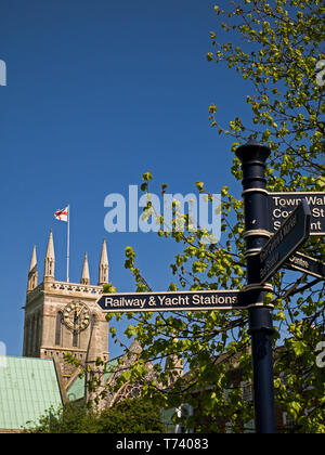 La torre di Great Yarmouth's Minster con direzione dito Post, Great Yarmouth, Norfolk, Inghilterra, Regno Unito Foto Stock