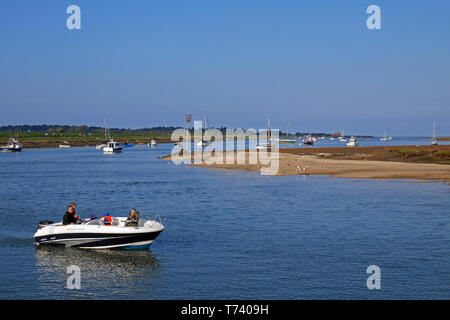 Il cigolio con esso le barche che portano nella città portuale di pozzetti-next-il-mare in North Norfolk, Inghilterra, Regno Unito Foto Stock