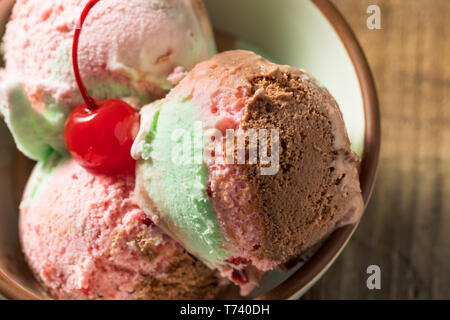 Spumoni dolci gelato con pistacchio ciliegia e cioccolato Foto Stock