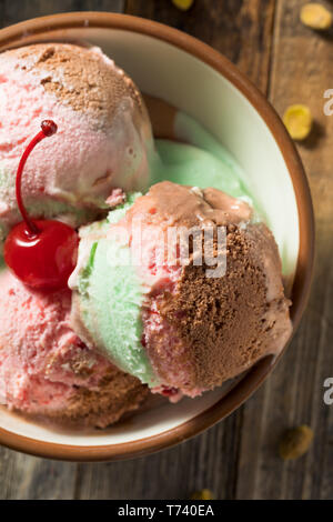 Spumoni dolci gelato con pistacchio ciliegia e cioccolato Foto Stock