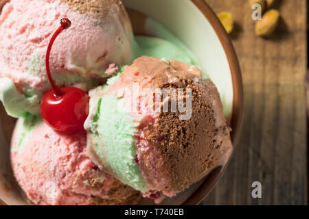 Spumoni dolci gelato con pistacchio ciliegia e cioccolato Foto Stock