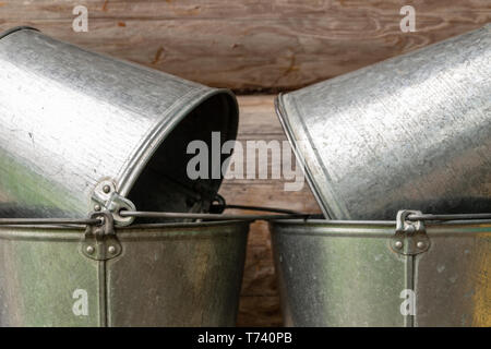 Pila di vintage benne di metallo su un mercato in stallo, con pittura a smalto e impugnature in legno Foto Stock