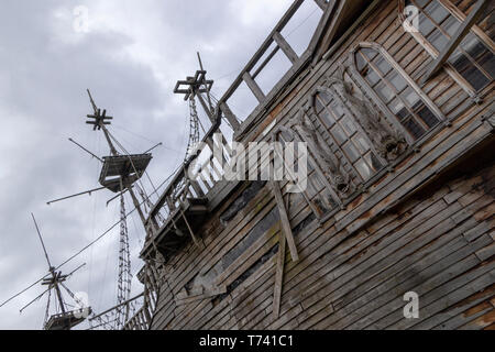 La barca di legno sotto la riparazione. Foto Stock