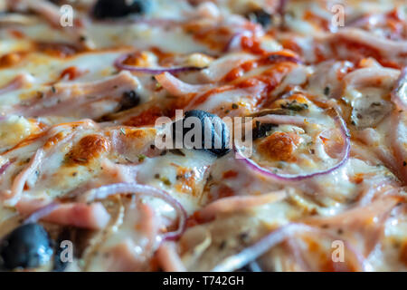 Sfondo appetitosi salsiccia per pizza pizza closeup riempimento del telaio. Foto Stock