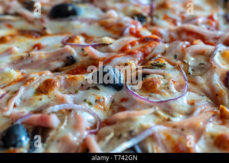 Sfondo appetitosi salsiccia per pizza pizza closeup riempimento del telaio. Foto Stock