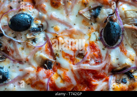 Sfondo appetitosi salsiccia per pizza pizza closeup riempimento del telaio. Foto Stock