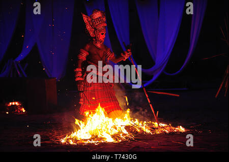 Dance of the Gods Theyyam Performers un rituale del make-up del Kerala, ballerino, artista, popolo, asia, kerala, artisti, antica, arte, Foto Stock