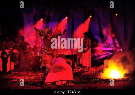 Dance of the Gods Theyyam Performers un rituale del make-up del Kerala, ballerino, artista, popolo, asia, kerala, artisti, antica, arte, Foto Stock