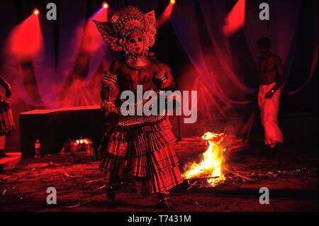 Dance of the Gods Theyyam Performers un rituale del make-up del Kerala, ballerino, artista, popolo, asia, kerala, artisti, antica, arte, Foto Stock