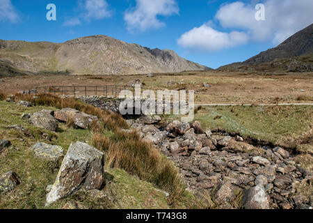 Torver ponte Torver Beck sulla cicatrice Walna Road con Dow Crag dietro Foto Stock